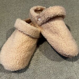 CROCS Women's Fuzzy Slippers - Cream